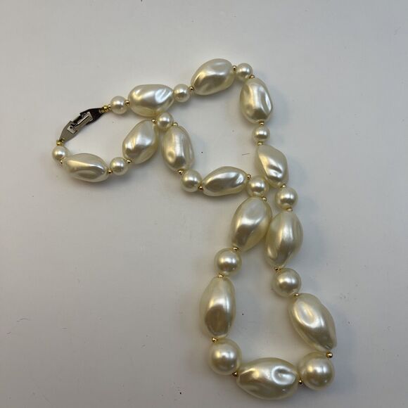 Vintage Necklace Gold Tone Acrylic Chunky Faux Pearl Beaded 16” B#6 - Picture 10 of 15